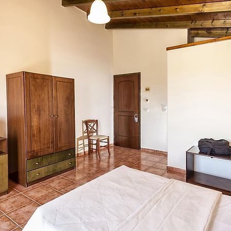 Adelais Hotel Tavronitis Екстериор снимка